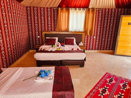 Harir Rum luxury camp客房内的一张或多张床位