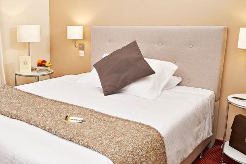埃廷恩贝蒂格酒店的酒店客房,配有一张带枕头的床