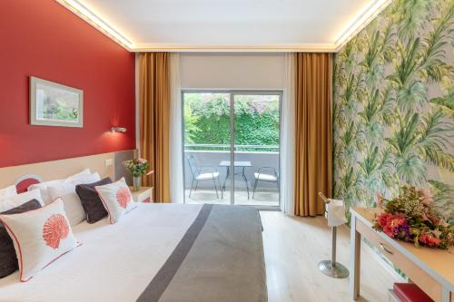 凯麦尔维京大酒店的一间卧室设有一张带红色墙壁的大床
