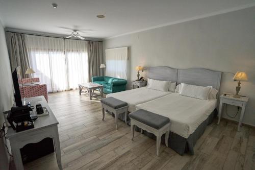阿尔豪林格朗德Hotel Alhaurín Golf Resort的一间带大床的卧室和一间客厅