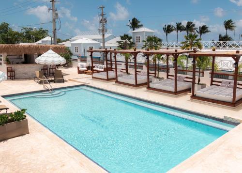拉帕尔格拉Parguera Plaza Hotel - Adults Only的度假村内带椅子和遮阳伞的游泳池