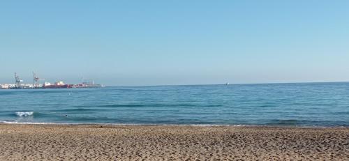 罗萨里奥港Mar y reina的海滩,背靠大海