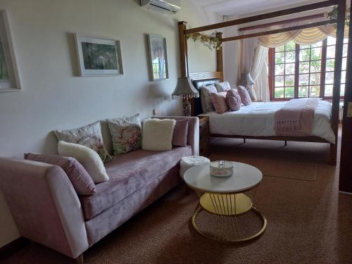 克卢夫Forest Dream House的客厅配有沙发和1张床