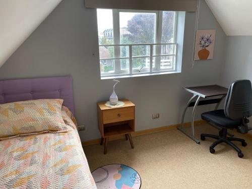 巴拉斯港Casa del Arce的一间卧室配有一张床、一张桌子和一把椅子