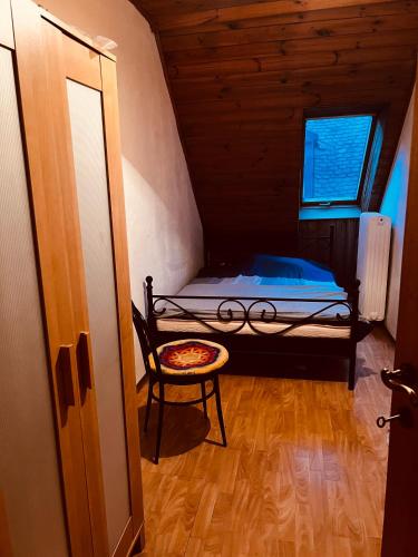 格拉茨Private room in innerstadt graz的小房间设有一张床和一把椅子