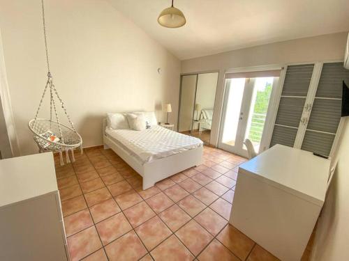 多拉多4BR -Villa Real -Spacious & Bright Family Friendly的卧室配有白色的床和秋千