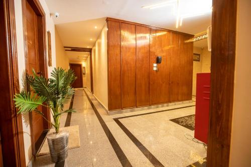 开罗El Shams Plaza Hotel的走廊上设有木板和盆栽植物