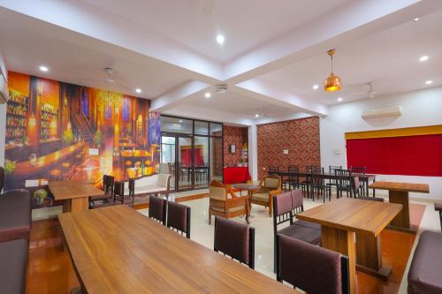 阿格拉Taj Classic Agra的用餐室配有木桌和椅子