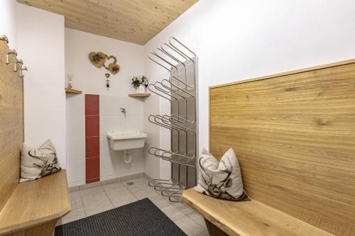 圣克里斯蒂娜苏瓦尔公寓的一间带卫生间和水槽的浴室
