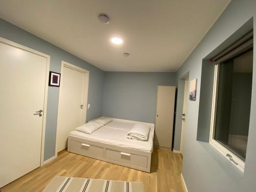 卑尔根Your Dream Studio in Bergen的一间小卧室,配有床和窗户