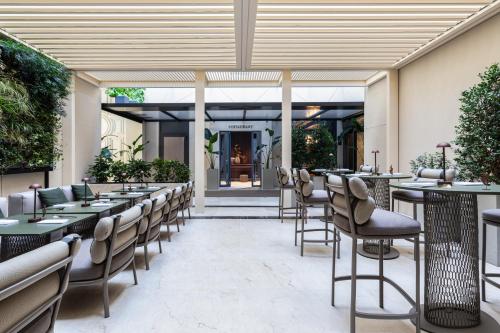 米兰克里斯托佛罗克伦伯世界酒店的大楼前设有桌椅的餐厅