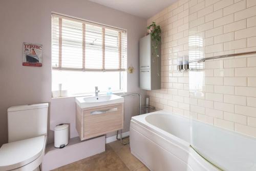 巴斯Fabulous House in Bath w/parking的白色的浴室设有浴缸和水槽。