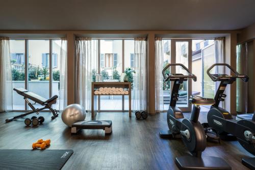 米兰克里斯托佛罗克伦伯世界酒店的一间健身房,内设几件运动器材,位于带窗户的房间