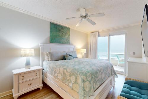 奥兰治比奇Enclave 304的一间卧室设有一张床,享有海景