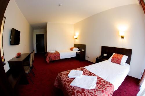 Sasnava格力租罗拉抬酒店的酒店客房配有两张床和一张书桌