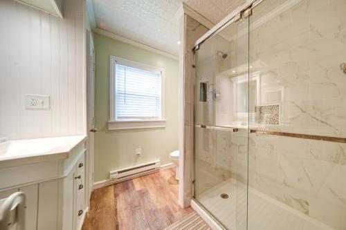 North Jackson Vacation Rental with Wraparound Deck!的一间带玻璃淋浴和卫生间的浴室