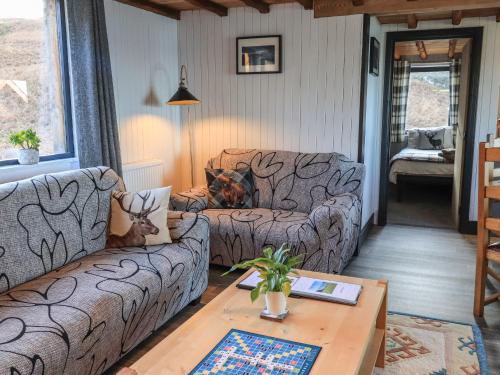 马莱格Doune Bay Lodge的客厅配有两张沙发和一张桌子