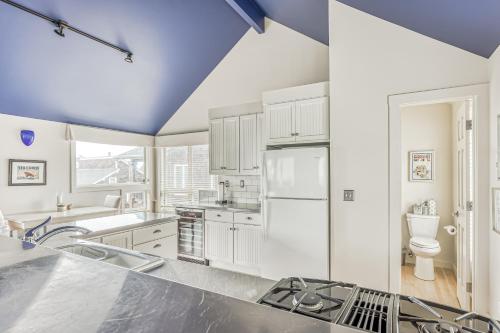 卡农海滩Cannon Beach Saltbox Cottage的厨房配有白色橱柜和蓝色天花板