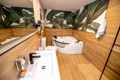 格拉纳达Hotel Monasterio Granada - Adults Only的浴室配有两个盥洗盆和浴缸。
