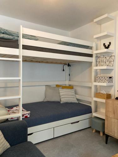 尼萨河畔亚布洛内茨Apartmán U Jelena的一间卧室配有双层床和蓝色的床。