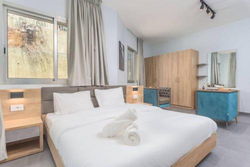 DbayehVibe 305, Modern 2Bedroom Apartment in Awkar的卧室设有一张白色大床和一扇窗户。