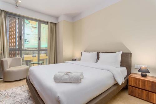 贝鲁特Violin 1 Bedroom Apartment in Solidere的卧室设有一张白色大床和一扇窗户。