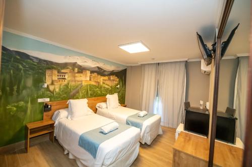 格拉纳达Hotel Monasterio Granada - Adults Only的一间酒店客房,设有两张床和电视