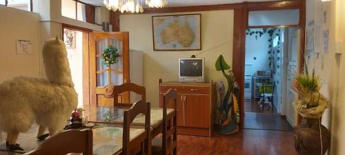 里奥班巴Chimborazo的客厅配有桌子和橱柜上的电视