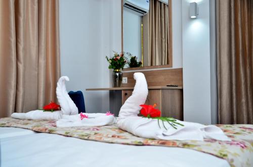 DjerbaHôtel Joya Paradise & SPA Djerba的酒店客房的床上配有2个蓬松枕头