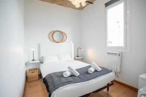 巴塞罗那51no1058 - Bright 1bed flat in Poble Sec的白色卧室配有一张大白色床和两个枕头