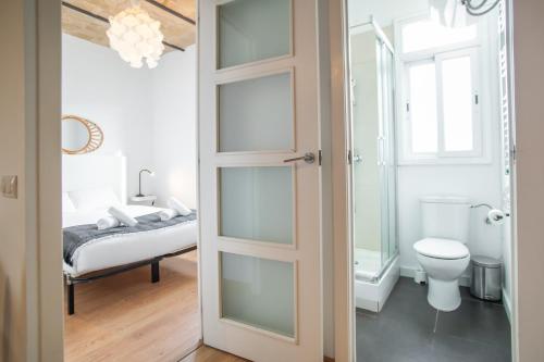 巴塞罗那51no1058 - Bright 1bed flat in Poble Sec的一间带卫生间的浴室和一张位于客房内的床。