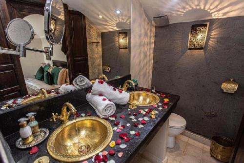 非斯Palais Nazha Fes - Luxury Lodging的浴室设有2个水槽和位于台面的毛巾