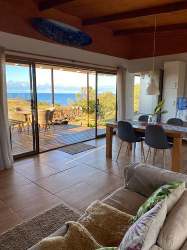 安加罗阿Oasis Rapanui Bungalow frente al Mar的客厅配有沙发和桌子