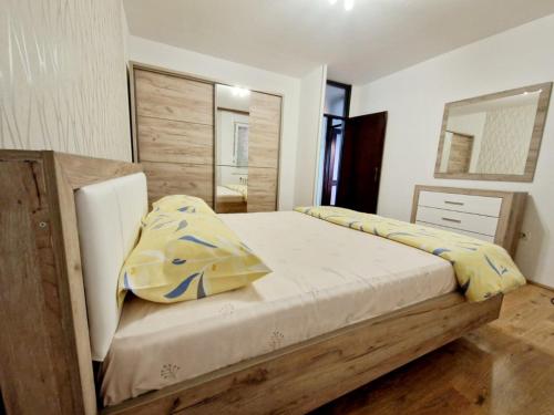 弗拉涅Esperanto的一间卧室配有黄色和蓝色枕头的床