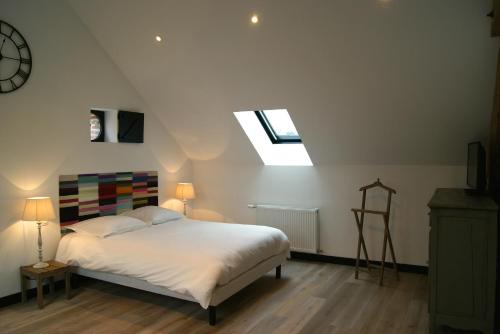 Salomé拉格兰奇德莎乐美酒店的一间卧室配有一张床和天窗