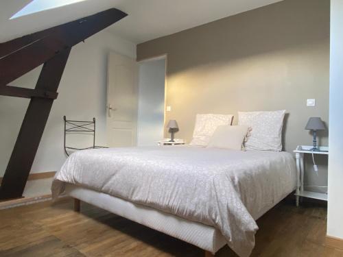 GuilliersHORTENSE的卧室配有一张带白色床单和枕头的大床。