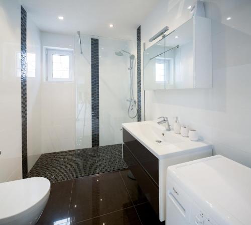 斯普利特Superior Apartment CASA SPALATO的白色的浴室设有水槽和淋浴。
