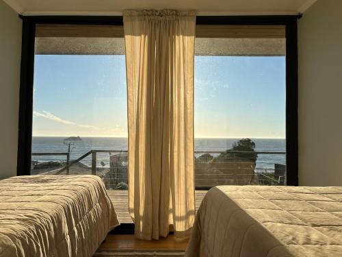 马坦萨斯Cabañas Pacífico Matanzas Completa的卧室设有海景窗户。