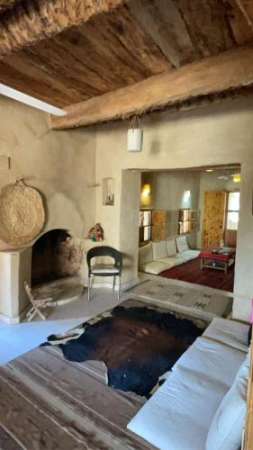 锡瓦Siwa desert home的客厅设有壁炉和沙发。