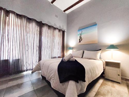 拉姆斯盖特Lagoon Cabanas的一间卧室设有一张大床和一个大窗户