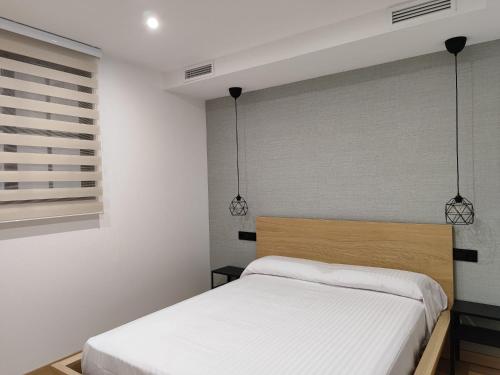 安度亚尔Fernando Quero 21的一间卧室配有一张床和两个吊灯