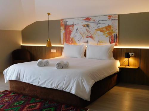 戈里察MIK Hotel Korce的一间卧室配有一张大床和两条毛巾