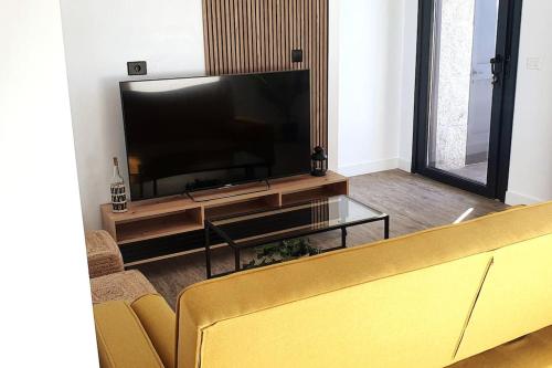 坎加斯德穆拉索Apartamento A Cachola的客厅配有大屏幕平面电视
