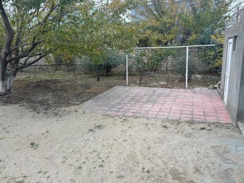 苏姆盖特Vilage的树荫下的院子里排球网