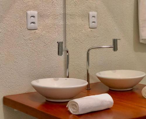 圣塔伦Pousada Jardins的浴室的柜台上设有两个白色碗