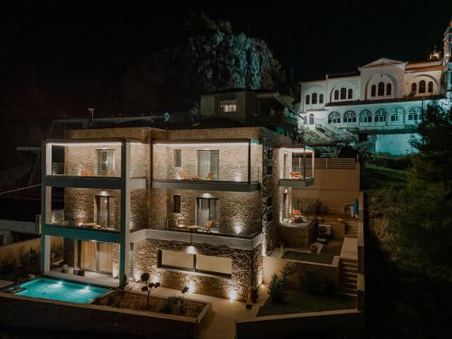 纳夫普利翁Fildisi luxury suites的夜间带游泳池的别墅