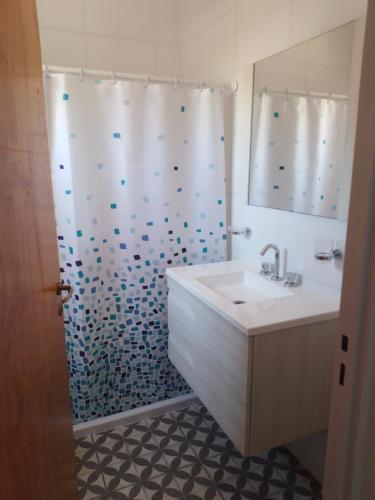 贝纳多图埃托Confort urbano - Departamento的一间带水槽和淋浴的浴室