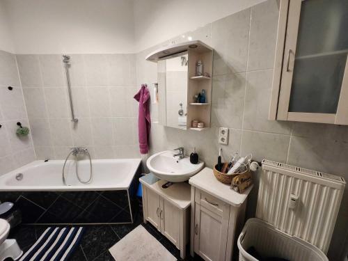 柏林One Private room available in a two room apartment in Tegel, Berlin的浴室配有盥洗盆、浴缸和盥洗盆