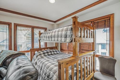 比弗河Slopeside Retreat - Ski In Ski Out - Beaver Creek的一间卧室配有双层床和椅子