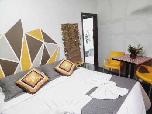布卢梅瑙Hostel Lumaria 1的卧室配有白色的床和枕头。